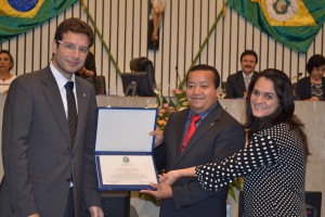Dr Manoel Carlos Neri, Presidente do Conselho Federal, recebe placa de homenagem da Assembleia das mãos da Conselheira Federal Dra. Mirna Frota e do deputado Renato Roseno, pelo trabalho realizado na Enfermagem à frente do Conselho Federal