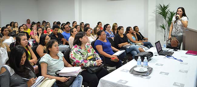 Participantes do curso assistem à 1ª aula do Curso de Farmacologia Clínica para Enfermagem no auditório da sede do Coren-CE (Foto: Ascom/Coren-CE) 